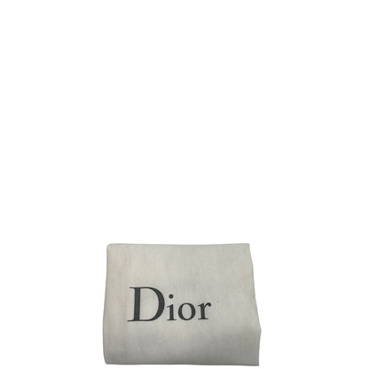 Dustbag di una borsa Lady Dior Large in pelle fucsia in trama cannage. Doppi manici rigidi, con parti metalliche dorate. Indossabile a mano.