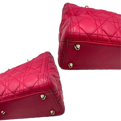 Angoli di una borsa Lady Dior Large in pelle fucsia in trama cannage. Doppi manici rigidi, con parti metalliche dorate. Completa di dustbag. Indossabile a mano.
