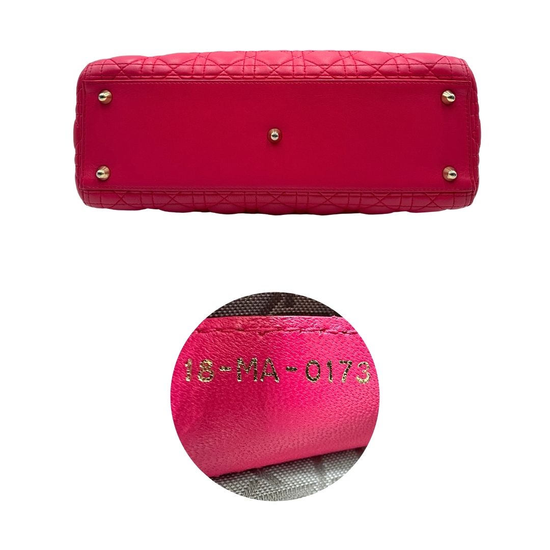 Base e codice di una borsa Lady Dior Large in pelle fucsia in trama cannage. Doppi manici rigidi, con parti metalliche dorate. Completa di dustbag. Indossabile a mano.