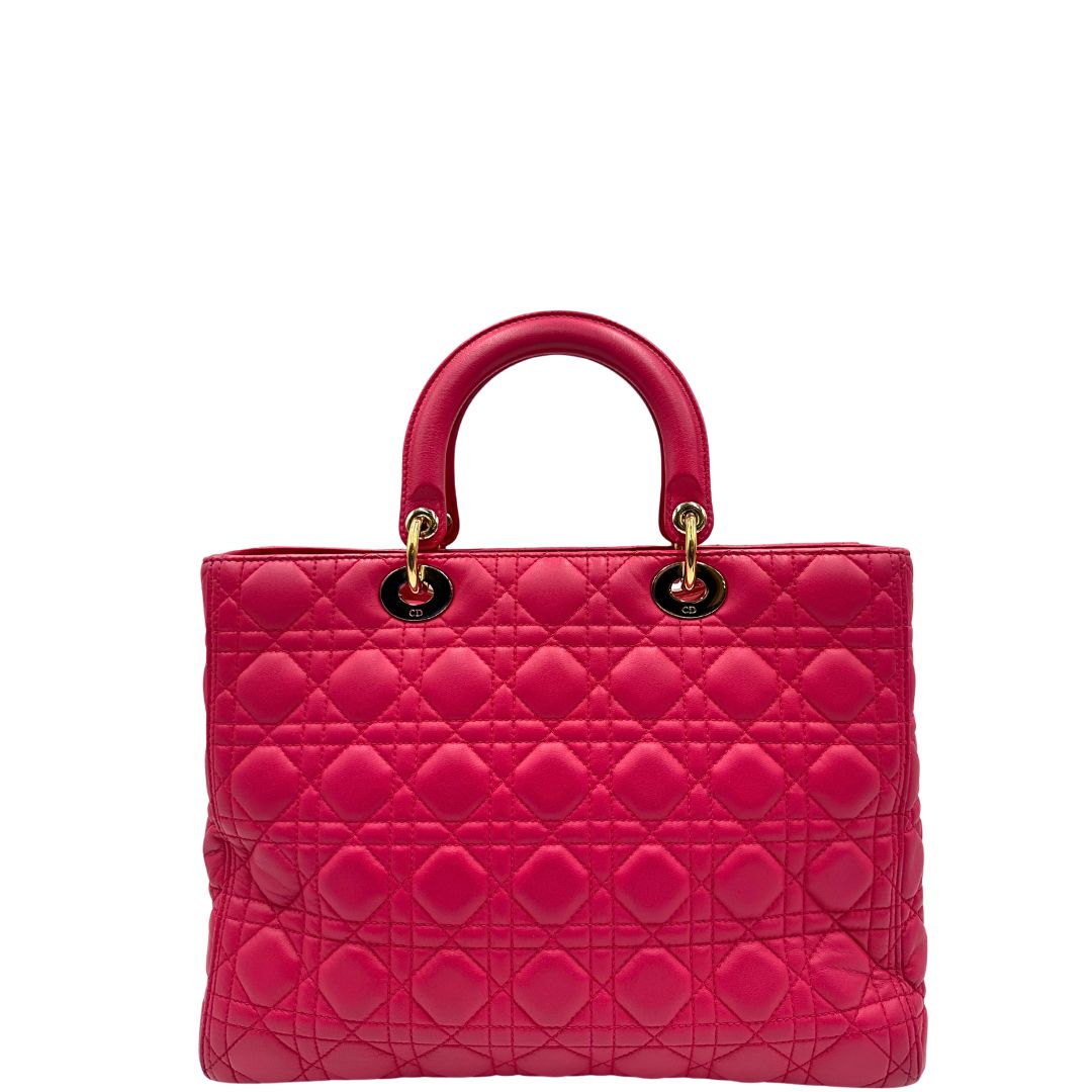 Retro di una borsa Lady Dior Large in pelle fucsia in trama cannage. Doppi manici rigidi, con parti metalliche dorate. Completa di dustbag. Indossabile a mano.