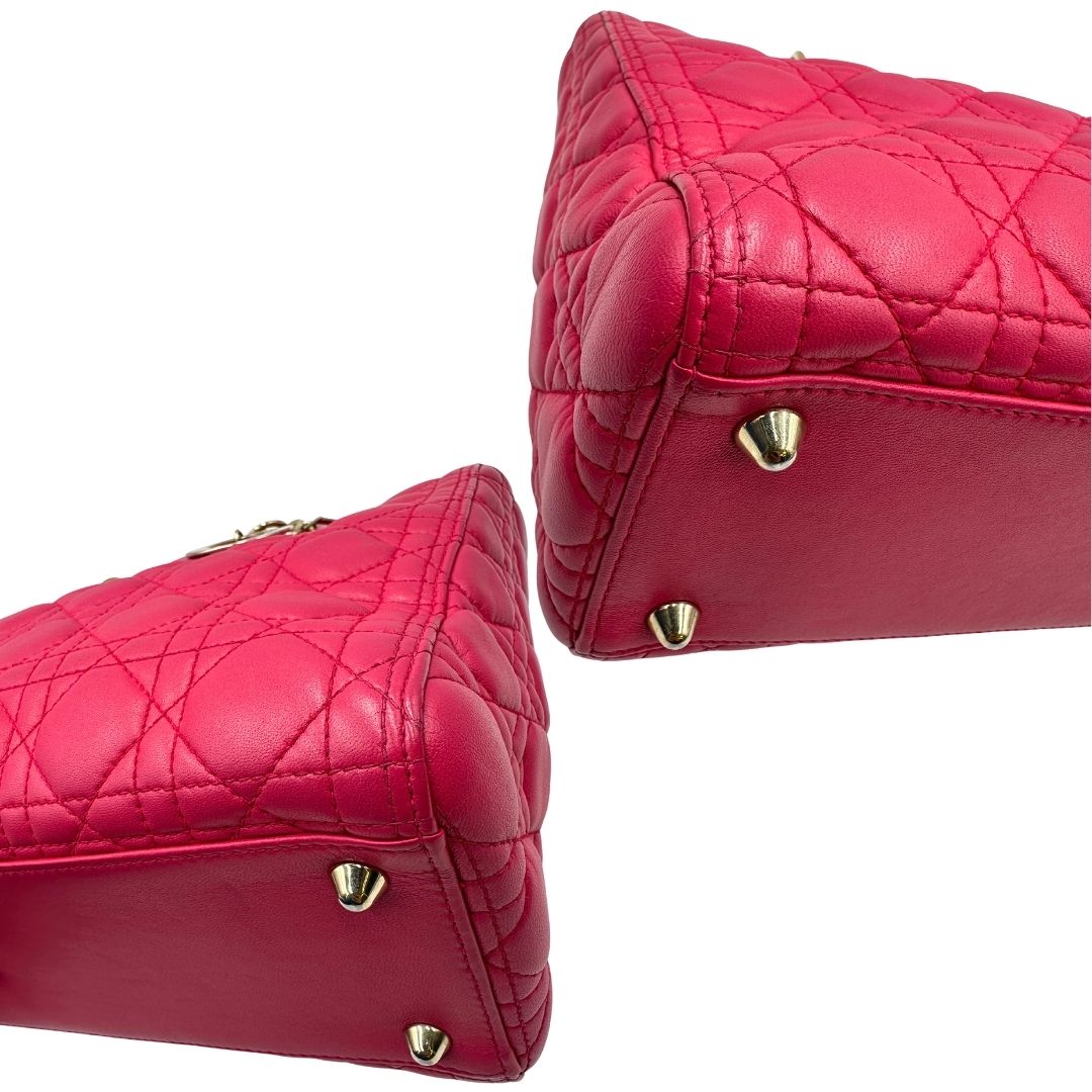 Angoli di una borsa Lady Dior Large in pelle fucsia in trama cannage. Doppi manici rigidi, con parti metalliche dorate. Completa di dustbag. Indossabile a mano.