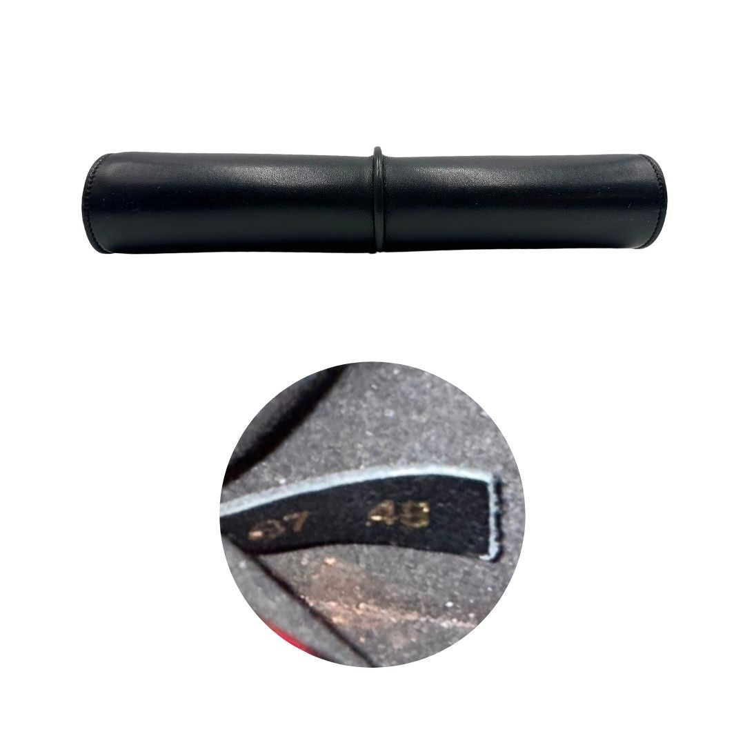 Base e codice di una borsa Tod's in pelle nera con parti metalliche dorate; munita di una tracolla in catena non amovibile e non regolabile e di un polsino staccabile in pelle. Completa di doppie dustbag.