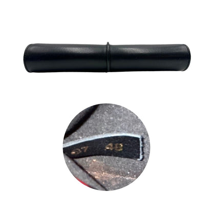 Base e codice di una borsa Tod's in pelle nera con parti metalliche dorate; munita di una tracolla in catena non amovibile e non regolabile e di un polsino staccabile in pelle. Completa di doppie dustbag.