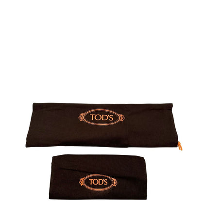 Doppie dustbag di una borsa Tod's in pelle nera con parti metalliche dorate; munita di una tracolla in catena non amovibile e non regolabile e di un polsino staccabile in pelle.