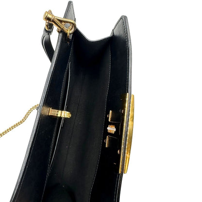 Interno di una borsa Tod's in pelle nera con parti metalliche dorate; munita di una tracolla in catena non amovibile e non regolabile e di un polsino staccabile in pelle. Completa di doppie dustbag.