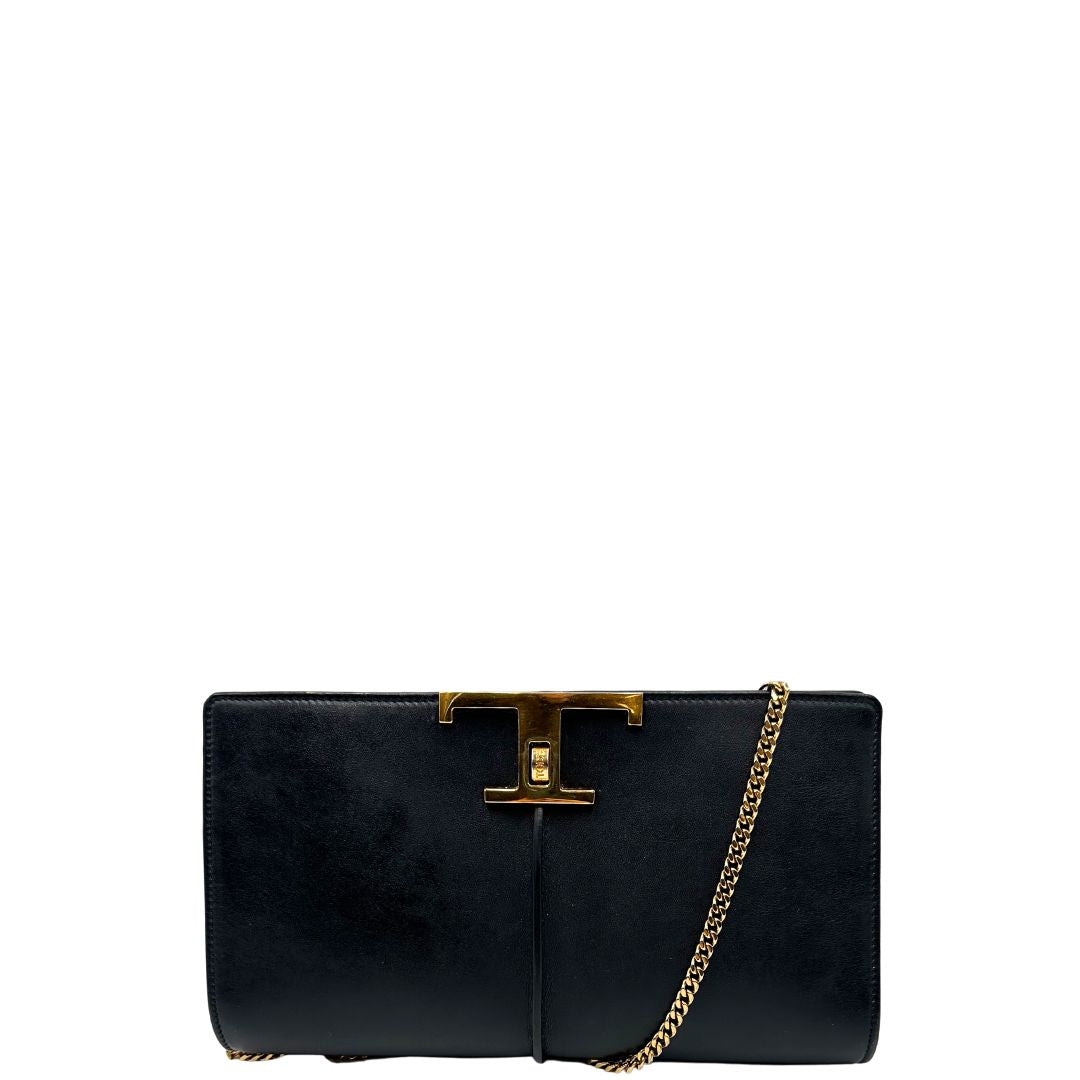 Front di una borsa Tod's in pelle nera con parti metalliche dorate; munita di una tracolla in catena non amovibile e non regolabile e di un polsino staccabile in pelle. Completa di doppie dustbag.