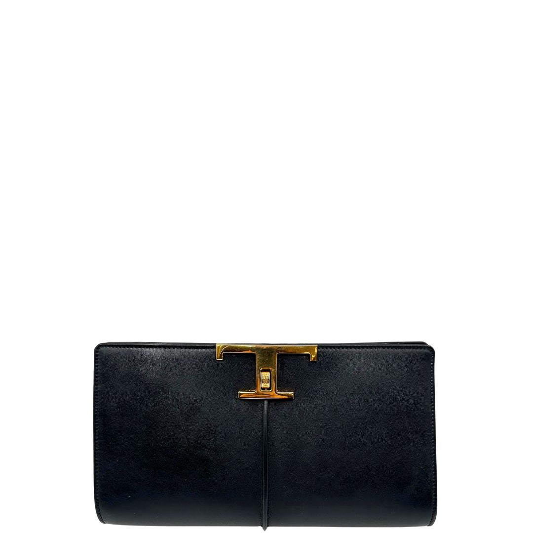 Front di una borsa Tod's in pelle nera con parti metalliche dorate; munita di una tracolla in catena non amovibile e non regolabile e di un polsino staccabile in pelle. Completa di doppie dustbag.