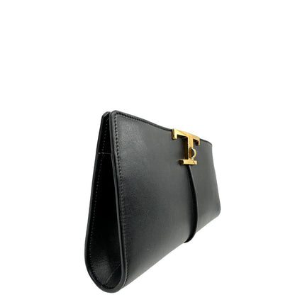 Laterale sinistro di una borsa Tod's in pelle nera con parti metalliche dorate; munita di una tracolla in catena non amovibile e non regolabile e di un polsino staccabile in pelle. Completa di doppie dustbag.