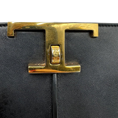 Dettaglio metallico di una borsa Tod's in pelle nera con parti metalliche dorate; munita di una tracolla in catena non amovibile e non regolabile e di un polsino staccabile in pelle. Completa di doppie dustbag.
