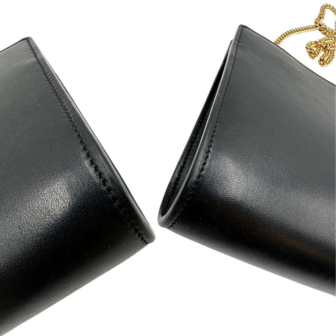 Angoli di una borsa Tod's in pelle nera con parti metalliche dorate; munita di una tracolla in catena non amovibile e non regolabile e di un polsino staccabile in pelle. Completa di doppie dustbag.