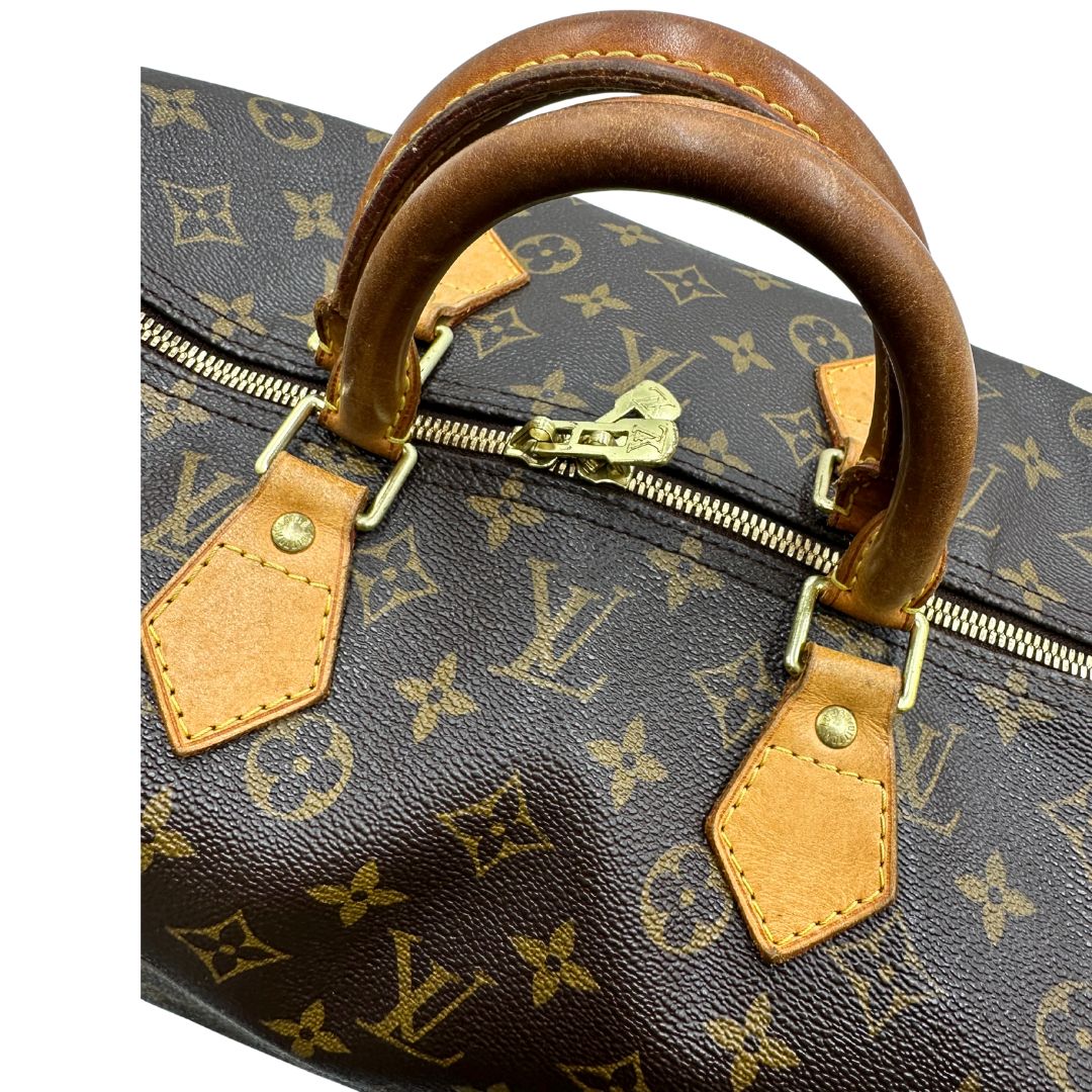 manici Borsa Louis Vuitton in canvas marrone monogram con finiture in vacchetta naturale e parti metalliche dorate; munita di doppi manici stondati. Completa di dustbag, lucchetto e chiave. 