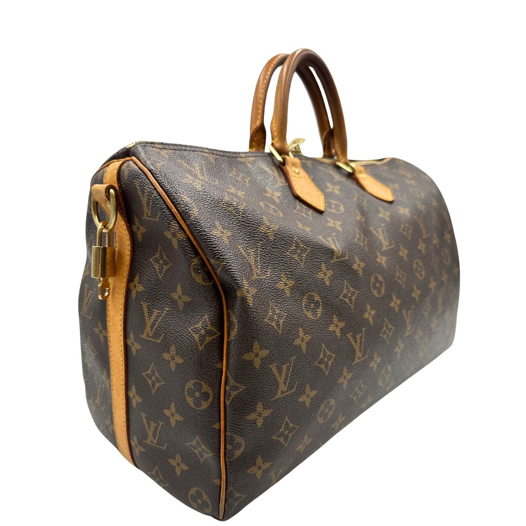 lato Borsa Louis Vuitton in canvas marrone monogram con finiture in vacchetta naturale e parti metalliche dorate; munita di doppi manici stondati. Completa di dustbag, lucchetto e chiave. 