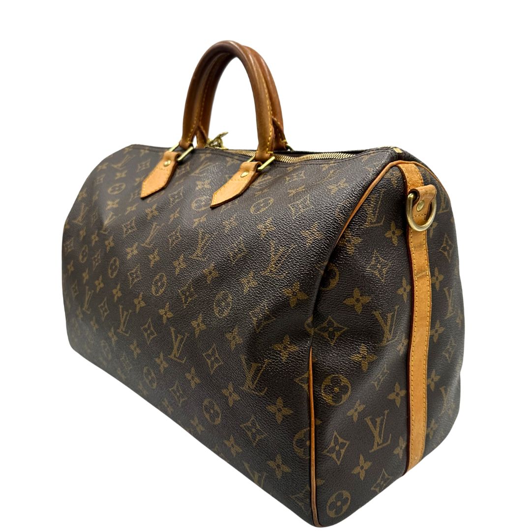 lato Borsa Louis Vuitton in canvas marrone monogram con finiture in vacchetta naturale e parti metalliche dorate; munita di doppi manici stondati. Completa di dustbag, lucchetto e chiave. 