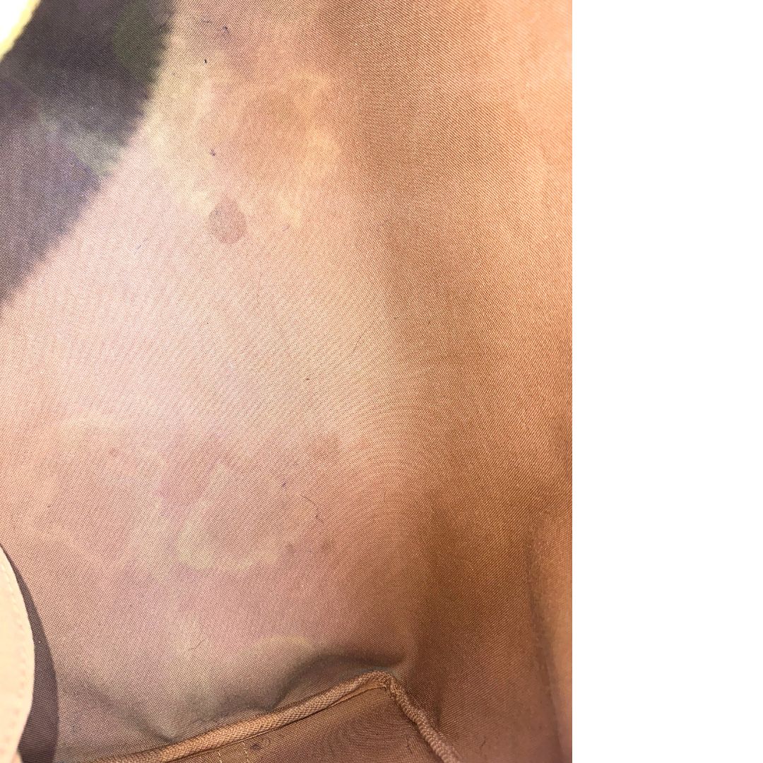 interno con aloni Borsa Louis Vuitton in canvas marrone monogram con finiture in vacchetta naturale e parti metalliche dorate; munita di doppi manici stondati. Completa di dustbag, lucchetto e chiave. 