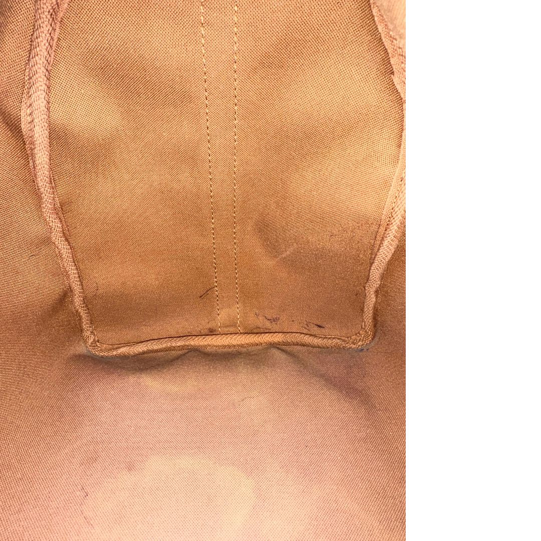 interno con aloni Borsa Louis Vuitton in canvas marrone monogram con finiture in vacchetta naturale e parti metalliche dorate; munita di doppi manici stondati. Completa di dustbag, lucchetto e chiave. 