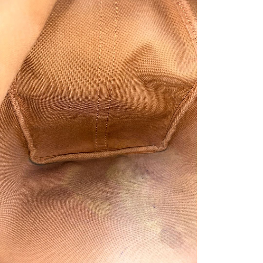 interno con aloni Borsa Louis Vuitton in canvas marrone monogram con finiture in vacchetta naturale e parti metalliche dorate; munita di doppi manici stondati. Completa di dustbag, lucchetto e chiave. 