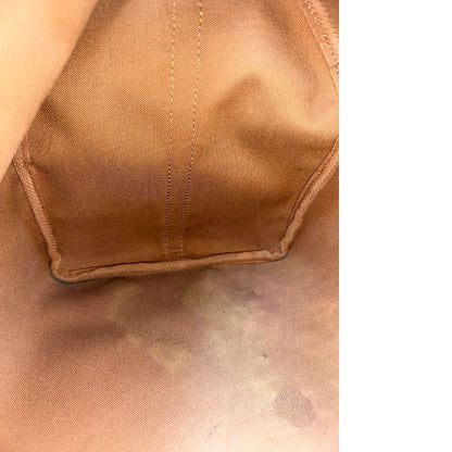 interno con aloni Borsa Louis Vuitton in canvas marrone monogram con finiture in vacchetta naturale e parti metalliche dorate; munita di doppi manici stondati. Completa di dustbag, lucchetto e chiave. 