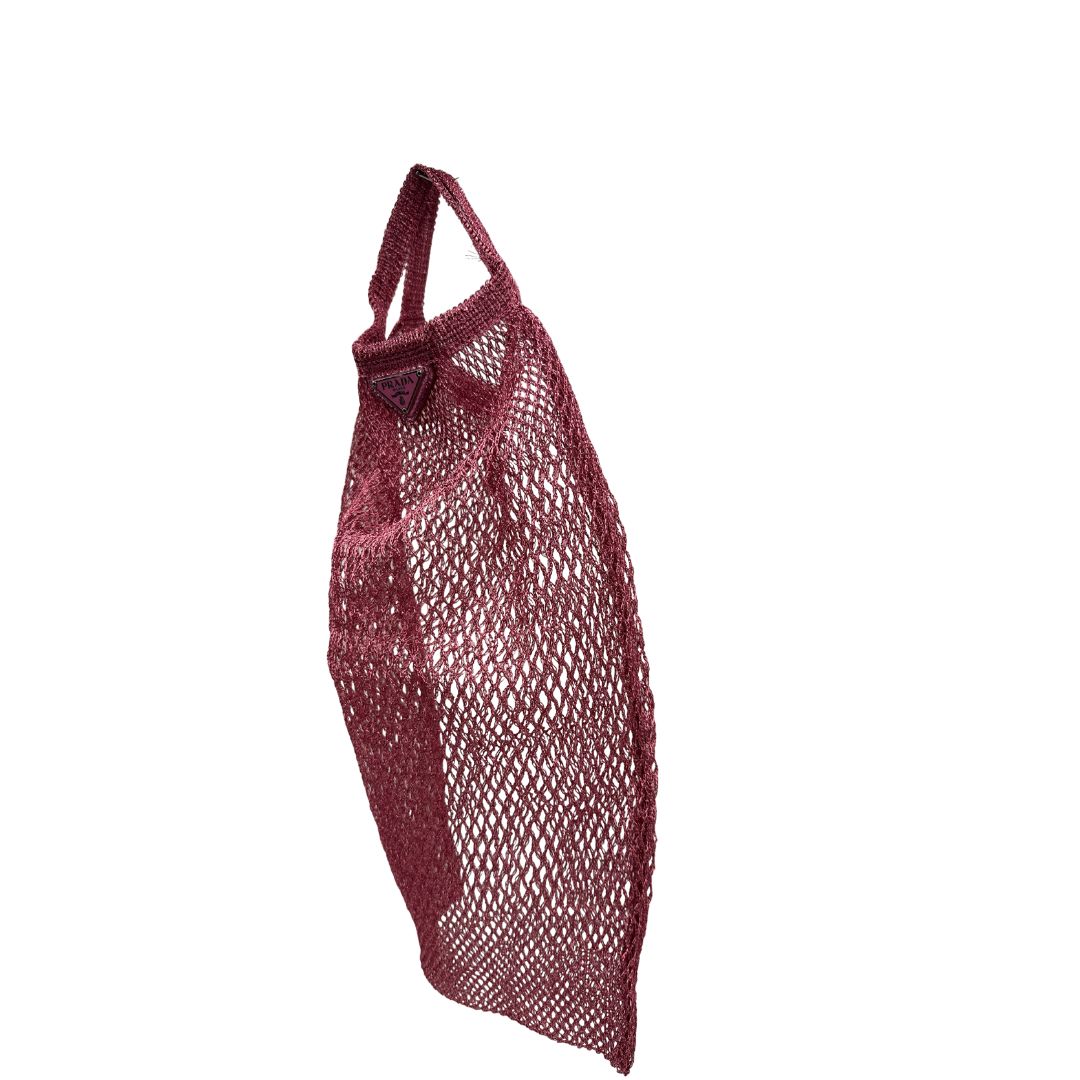  Borsa Prada in nylon effetto rete in maglia color rosa metallico con parti metalliche argentate. Completa di scatola, di lusso, eccellenti condizioni.