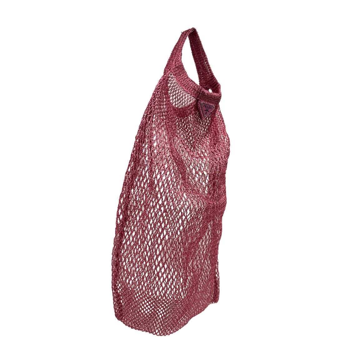  Borsa Prada in nylon effetto rete in maglia color rosa metallico con parti metalliche argentate. Completa di scatola, di lusso, eccellenti condizioni.