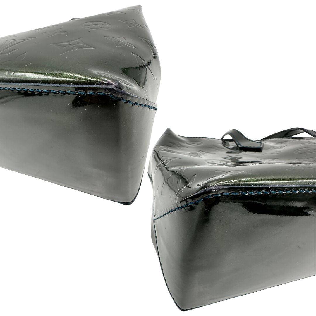 angoli  Borsa Louis Vuitton in pelle verniciata color verde bottiglia e parti metalliche dorate; munita di doppi manici, da portare a mano. Completa di dustbag, di lusso, originale, ottime condizioni. 