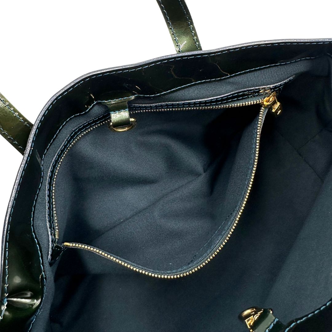  interno Borsa Louis Vuitton in pelle verniciata color verde bottiglia e parti metalliche dorate; munita di doppi manici, da portare a mano. Completa di dustbag, di lusso, originale, ottime condizioni.