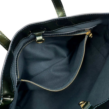  interno Borsa Louis Vuitton in pelle verniciata color verde bottiglia e parti metalliche dorate; munita di doppi manici, da portare a mano. Completa di dustbag, di lusso, originale, ottime condizioni.