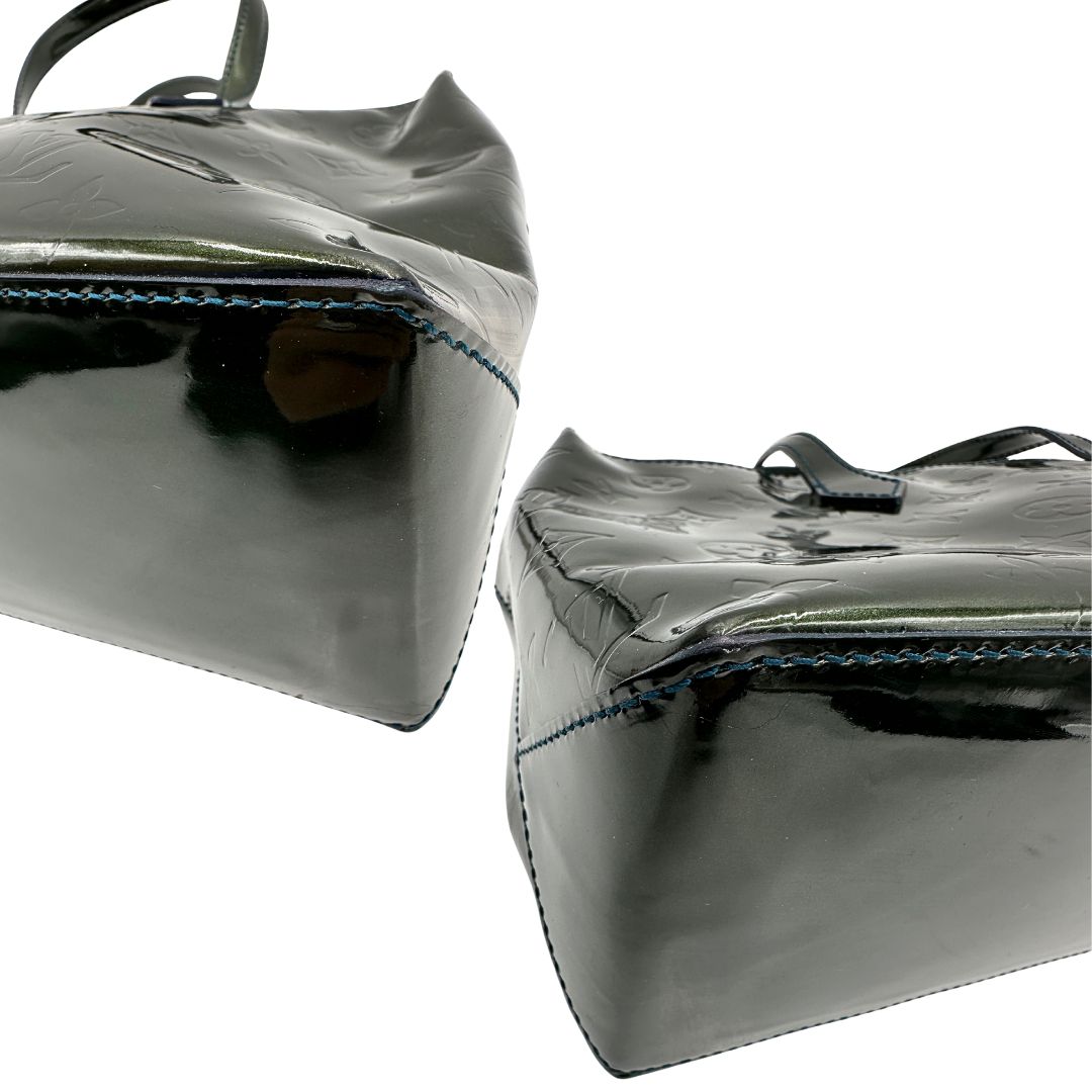  Borsa Louis Vuitton in pelle verniciata color verde bottiglia e parti metalliche dorate; munita di doppi manici, da portare a mano. Completa di dustbag, di lusso, originale, ottime condizioni.