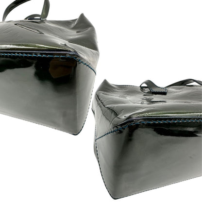  Borsa Louis Vuitton in pelle verniciata color verde bottiglia e parti metalliche dorate; munita di doppi manici, da portare a mano. Completa di dustbag, di lusso, originale, ottime condizioni.