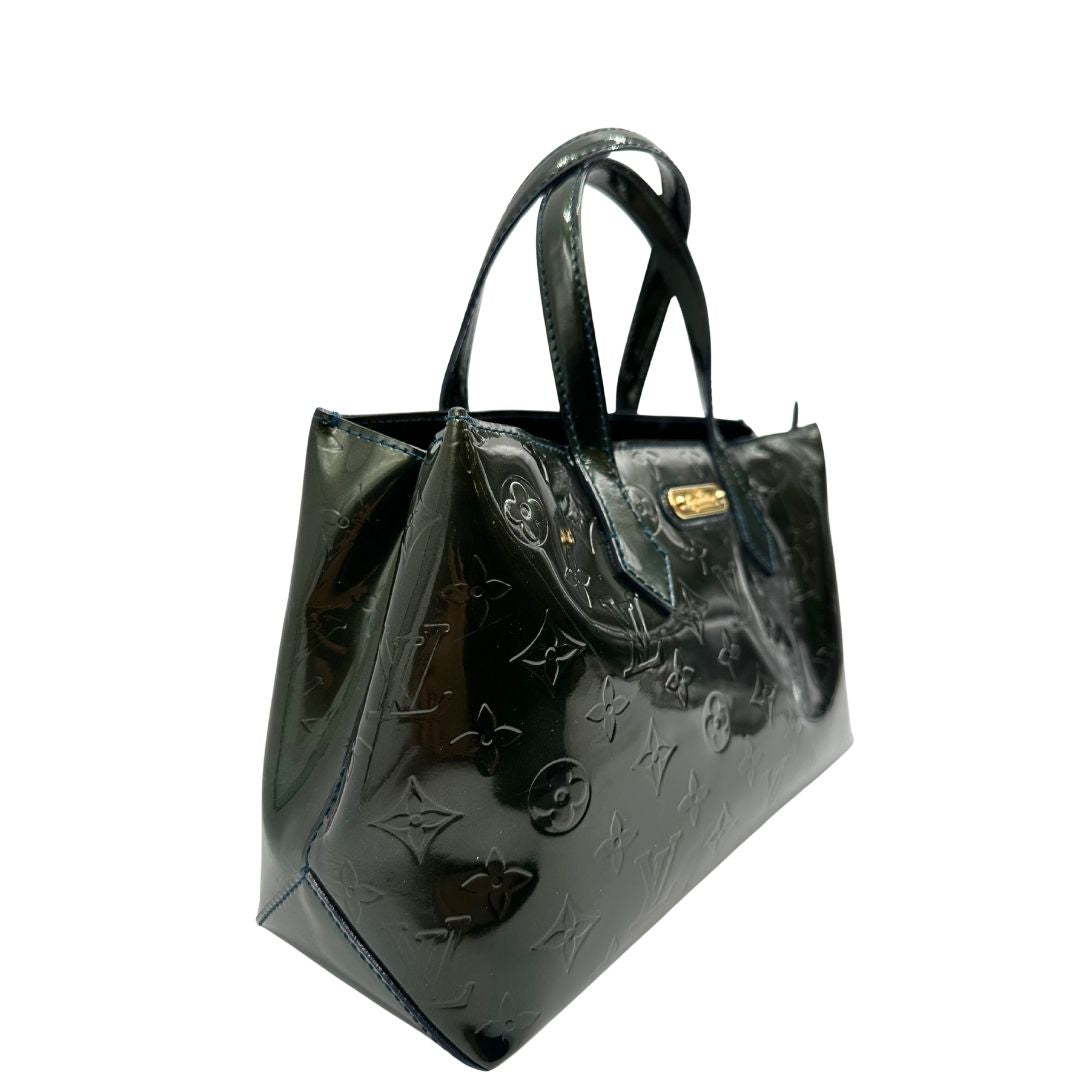 lato  Borsa Louis Vuitton in pelle verniciata color verde bottiglia e parti metalliche dorate; munita di doppi manici, da portare a mano. Completa di dustbag, di lusso, originale, ottime condizioni. 