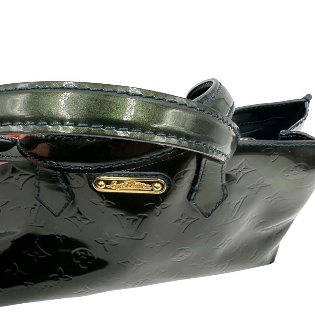 manici  Borsa Louis Vuitton in pelle verniciata color verde bottiglia e parti metalliche dorate; munita di doppi manici, da portare a mano. Completa di dustbag, di lusso, originale, ottime condizioni. 