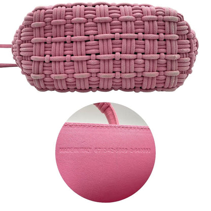 Base e codici di una borsa Balenciaga in tessuto a maxi intreccio color rosa bubblegum con parti metalliche argentate; munita di doppi manici stondati, una tracolla amovibile e regolabile e un porta address. Completa di dustbag e cartellini.