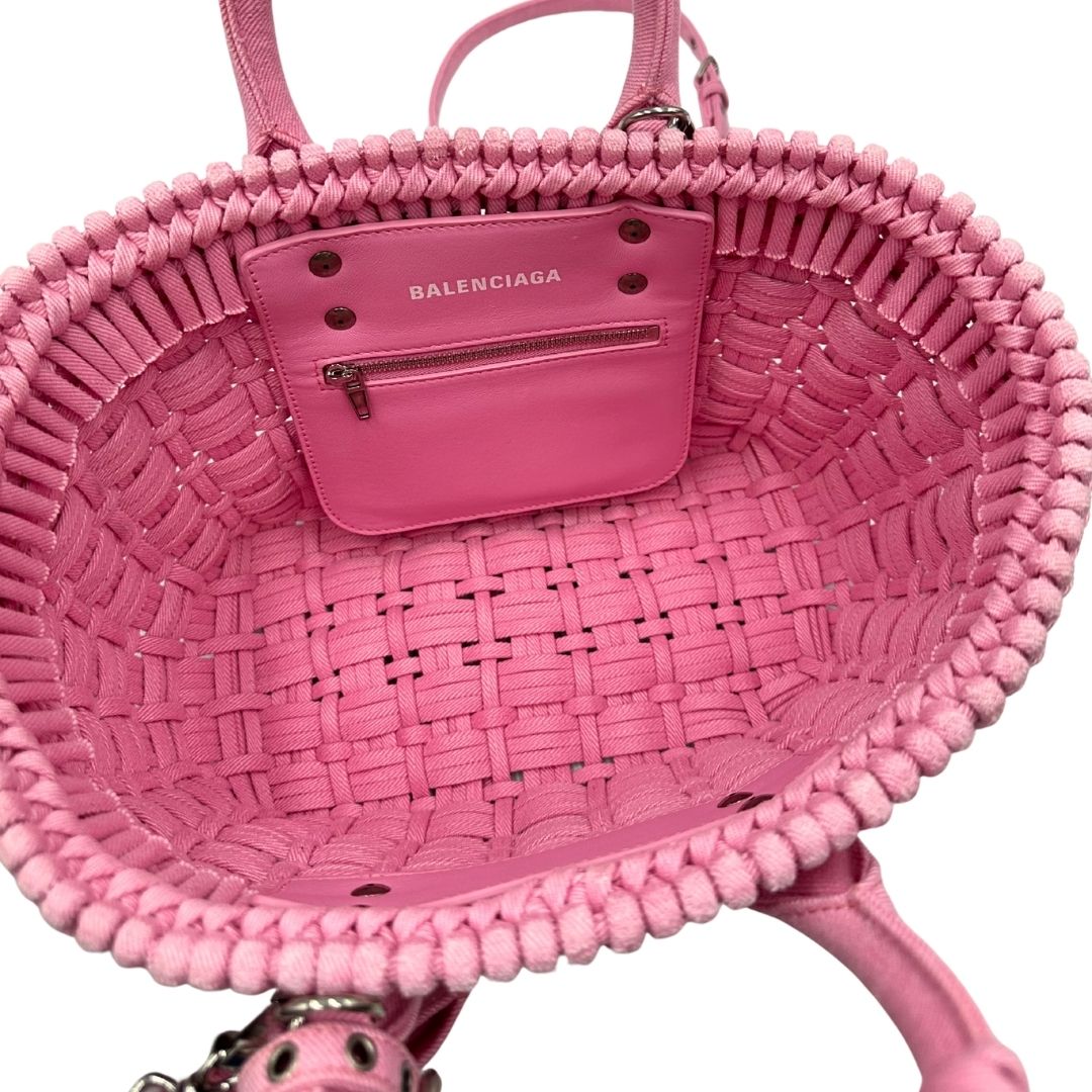Interno di una borsa Balenciaga in tessuto a maxi intreccio color rosa bubblegum con parti metalliche argentate; munita di doppi manici stondati, una tracolla amovibile e regolabile e un porta address. Completa di dustbag e cartellini.