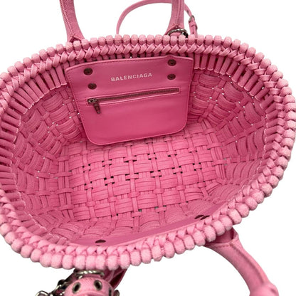 Interno di una borsa Balenciaga in tessuto a maxi intreccio color rosa bubblegum con parti metalliche argentate; munita di doppi manici stondati, una tracolla amovibile e regolabile e un porta address. Completa di dustbag e cartellini.