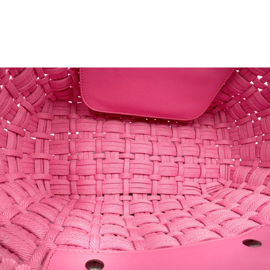 Interno di una borsa Balenciaga in tessuto a maxi intreccio color rosa bubblegum con parti metalliche argentate; munita di doppi manici stondati, una tracolla amovibile e regolabile e un porta address. Completa di dustbag e cartellini.