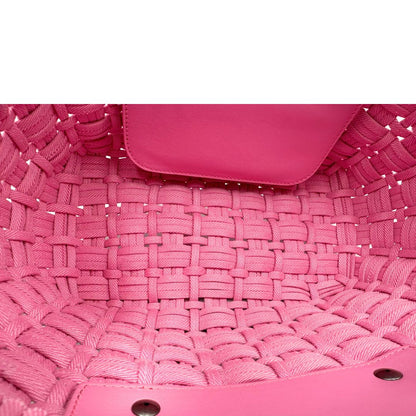 Interno di una borsa Balenciaga in tessuto a maxi intreccio color rosa bubblegum con parti metalliche argentate; munita di doppi manici stondati, una tracolla amovibile e regolabile e un porta address. Completa di dustbag e cartellini.