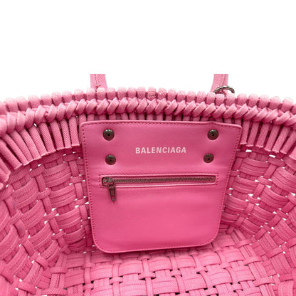 Interno di una borsa Balenciaga in tessuto a maxi intreccio color rosa bubblegum con parti metalliche argentate; munita di doppi manici stondati, una tracolla amovibile e regolabile e un porta address. Completa di dustbag e cartellini.