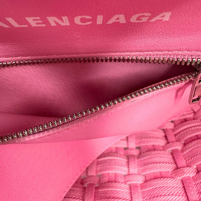 Taschino interno di una borsa Balenciaga in tessuto a maxi intreccio color rosa bubblegum con parti metalliche argentate; munita di doppi manici stondati, una tracolla amovibile e regolabile e un porta address. Completa di dustbag e cartellini.