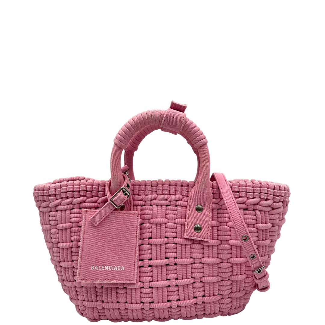 Front di una borsa Balenciaga in tessuto a maxi intreccio color rosa bubblegum con parti metalliche argentate; munita di doppi manici stondati, una tracolla amovibile e regolabile e un porta address. Completa di dustbag e cartellini.