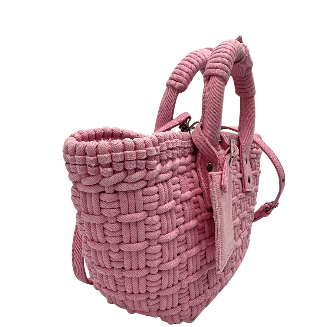 Laterale sinistro di una borsa Balenciaga in tessuto a maxi intreccio color rosa bubblegum con parti metalliche argentate; munita di doppi manici stondati, una tracolla amovibile e regolabile e un porta address. Completa di dustbag e cartellini.