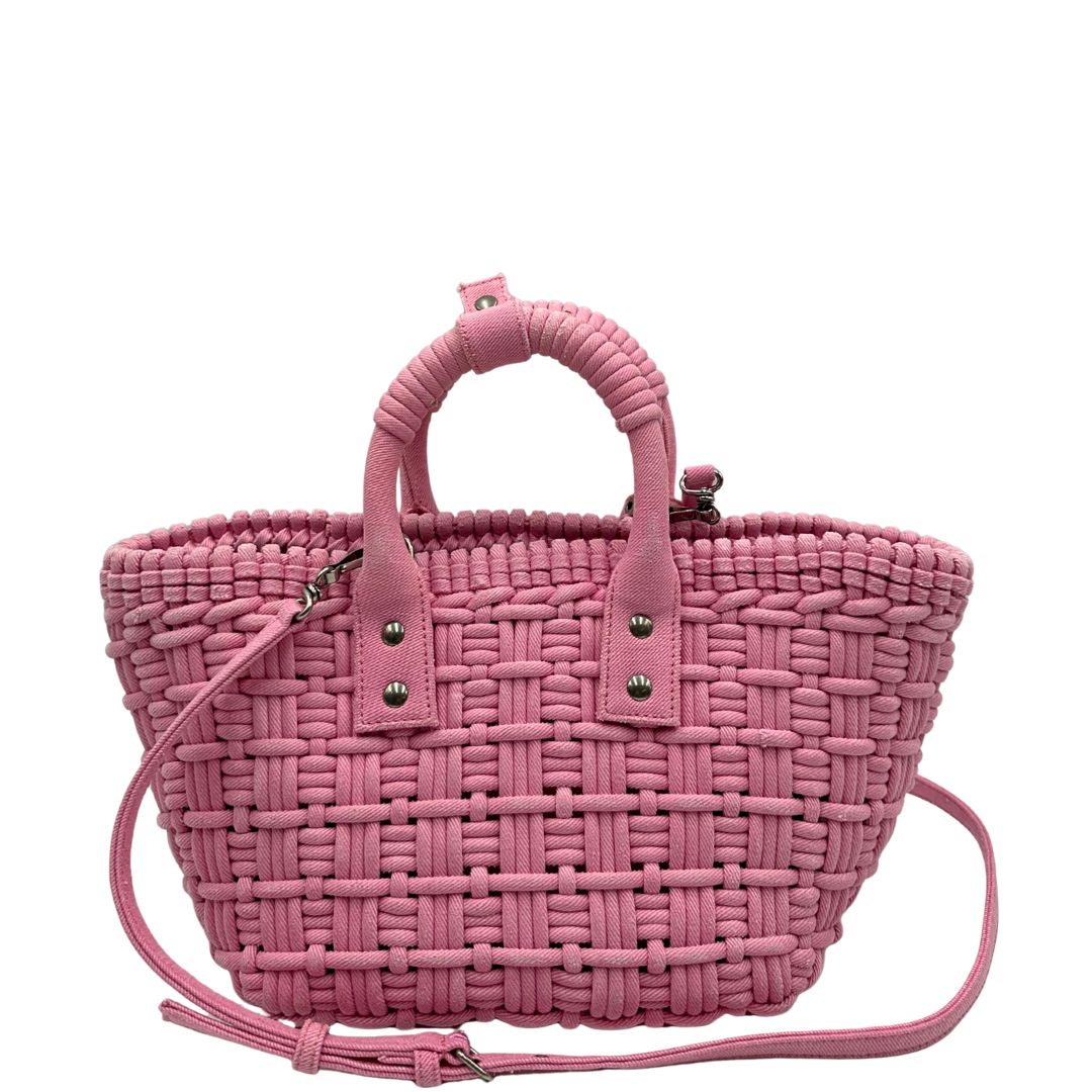 Retro di una borsa Balenciaga in tessuto a maxi intreccio color rosa bubblegum con parti metalliche argentate; munita di doppi manici stondati, una tracolla amovibile e regolabile e un porta address. Completa di dustbag e cartellini.