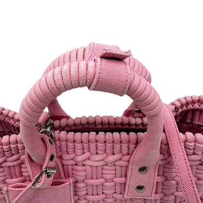 Manici di una borsa Balenciaga in tessuto a maxi intreccio color rosa bubblegum con parti metalliche argentate; munita di doppi manici stondati, una tracolla amovibile e regolabile e un porta address. Completa di dustbag e cartellini.