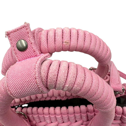 Manici di una borsa Balenciaga in tessuto a maxi intreccio color rosa bubblegum con parti metalliche argentate; munita di doppi manici stondati, una tracolla amovibile e regolabile e un porta address. Completa di dustbag e cartellini.