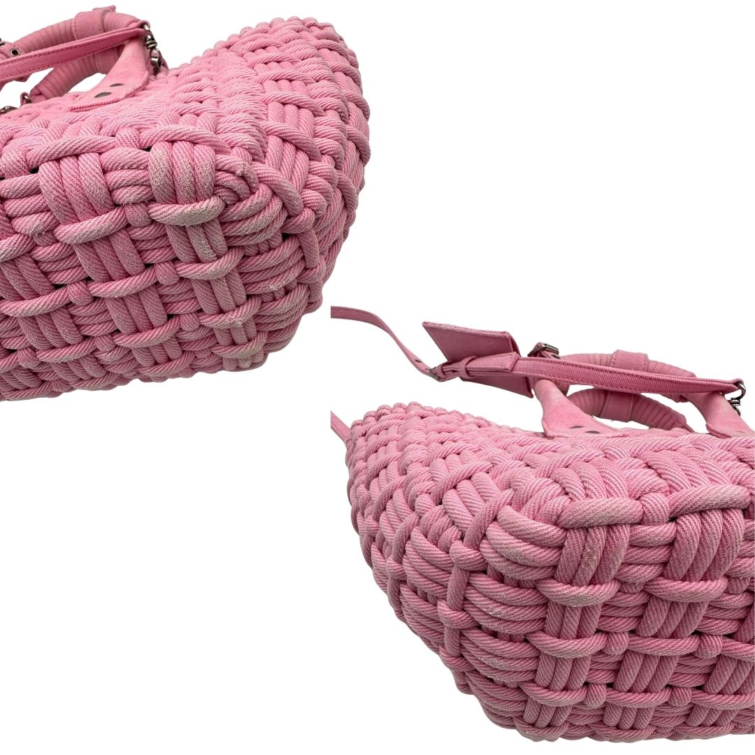Angoli di una borsa Balenciaga in tessuto a maxi intreccio color rosa bubblegum con parti metalliche argentate; munita di doppi manici stondati, una tracolla amovibile e regolabile e un porta address. Completa di dustbag e cartellini.