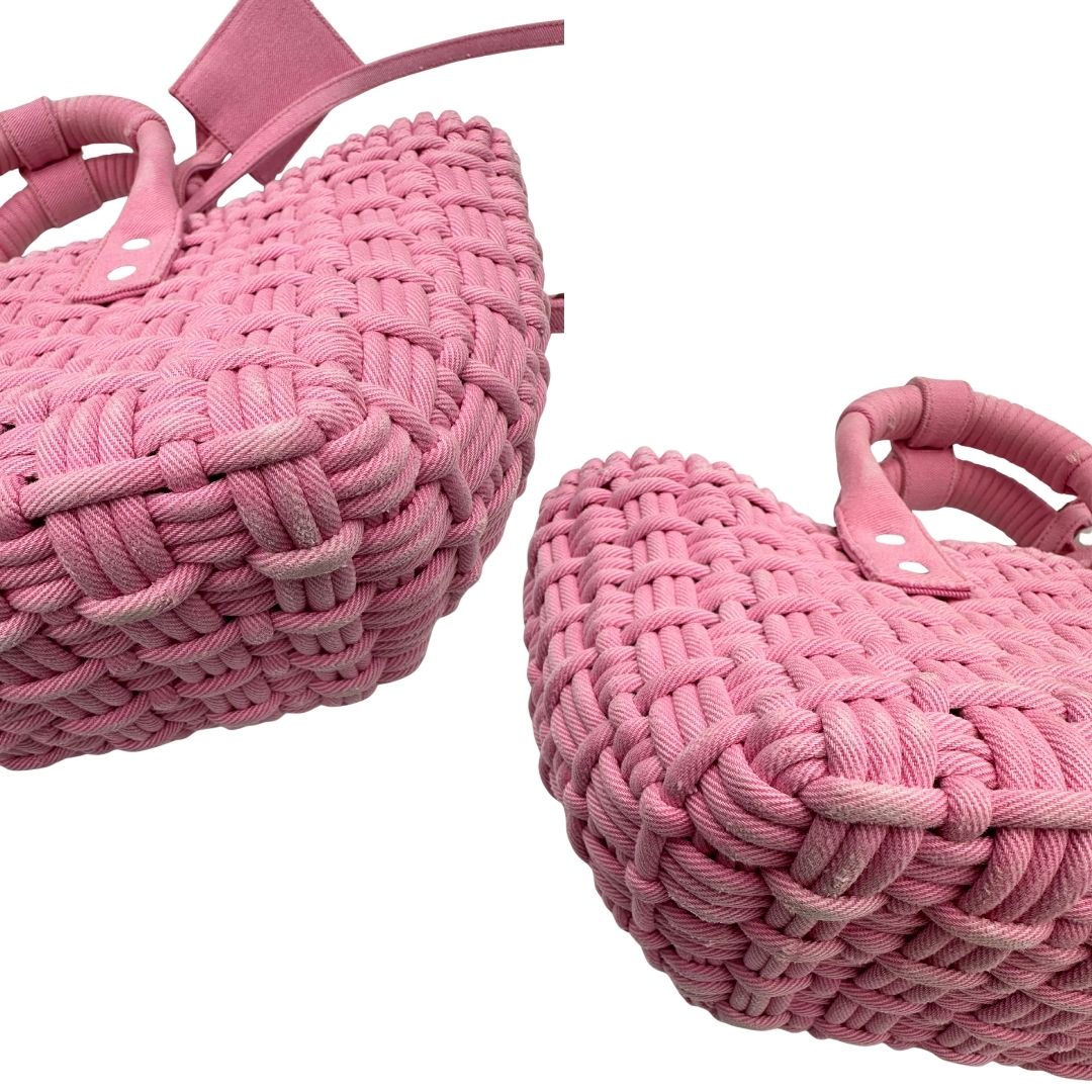 Angoli di una borsa Balenciaga in tessuto a maxi intreccio color rosa bubblegum con parti metalliche argentate; munita di doppi manici stondati, una tracolla amovibile e regolabile e un porta address. Completa di dustbag e cartellini.