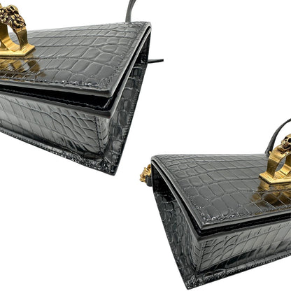 angoli Borsa Alexander McQueen in pelle cocco nera con parti metalliche dorate; munita di una tracolla scorrevole in catena con spallaccio in pelle e una knuckle handle impreziosita da teschi e diamanti incastonati. Completa di dustbag, di lusso, originale, eccellenti condizioni 