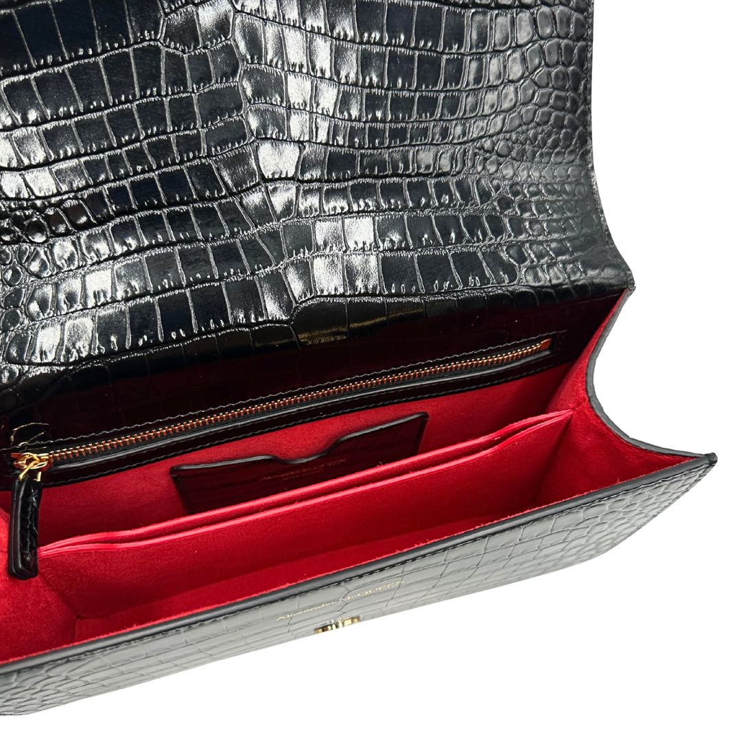 interno Borsa Alexander McQueen in pelle cocco nera con parti metalliche dorate; munita di una tracolla scorrevole in catena con spallaccio in pelle e una knuckle handle impreziosita da teschi e diamanti incastonati. Completa di dustbag, di lusso, originale, eccellenti condizioni