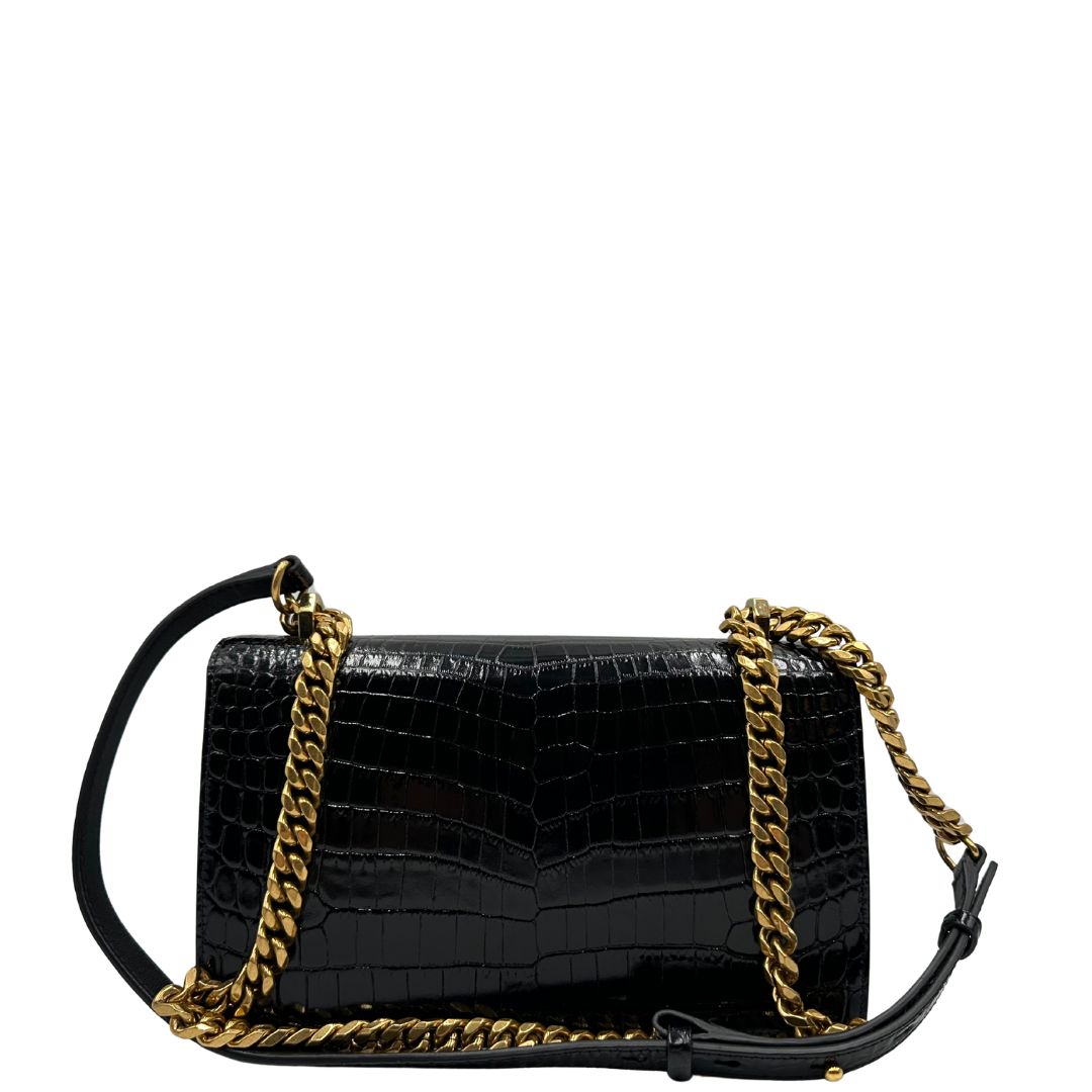 retro Borsa Alexander McQueen in pelle cocco nera con parti metalliche dorate; munita di una tracolla scorrevole in catena con spallaccio in pelle e una knuckle handle impreziosita da teschi e diamanti incastonati. Completa di dustbag, di lusso, originale, eccellenti condizioni 