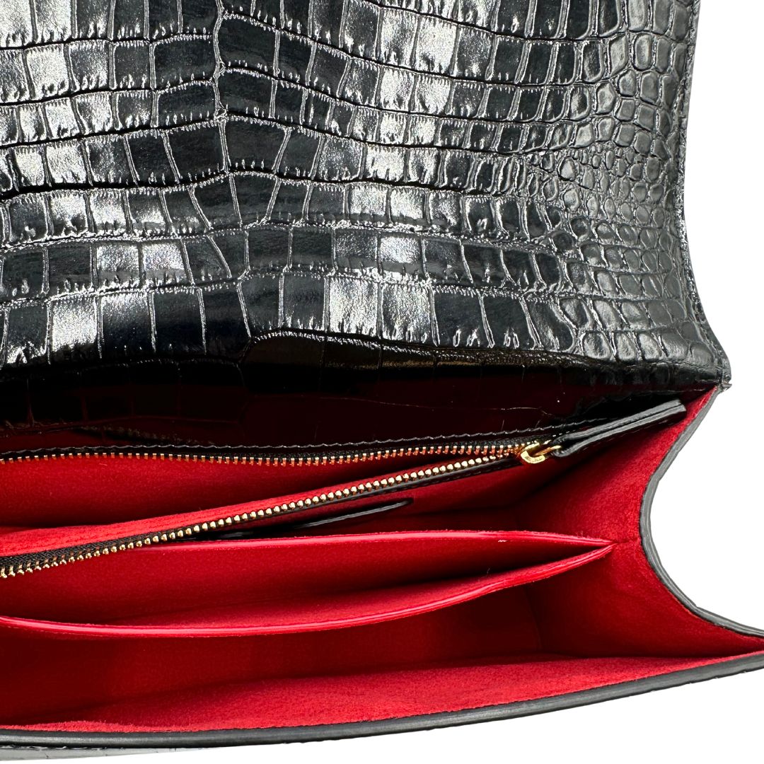 interno Borsa Alexander McQueen in pelle cocco nera con parti metalliche dorate; munita di una tracolla scorrevole in catena con spallaccio in pelle e una knuckle handle impreziosita da teschi e diamanti incastonati. Completa di dustbag, di lusso, originale, eccellenti condizioni