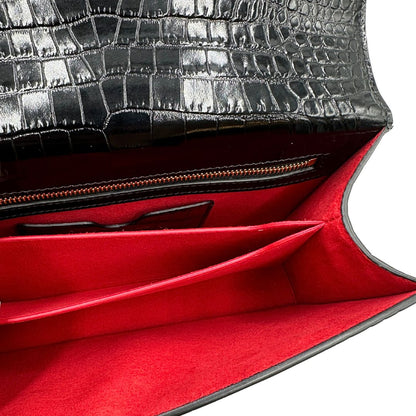 interno Borsa Alexander McQueen in pelle cocco nera con parti metalliche dorate; munita di una tracolla scorrevole in catena con spallaccio in pelle e una knuckle handle impreziosita da teschi e diamanti incastonati. Completa di dustbag, di lusso, originale, eccellenti condizioni