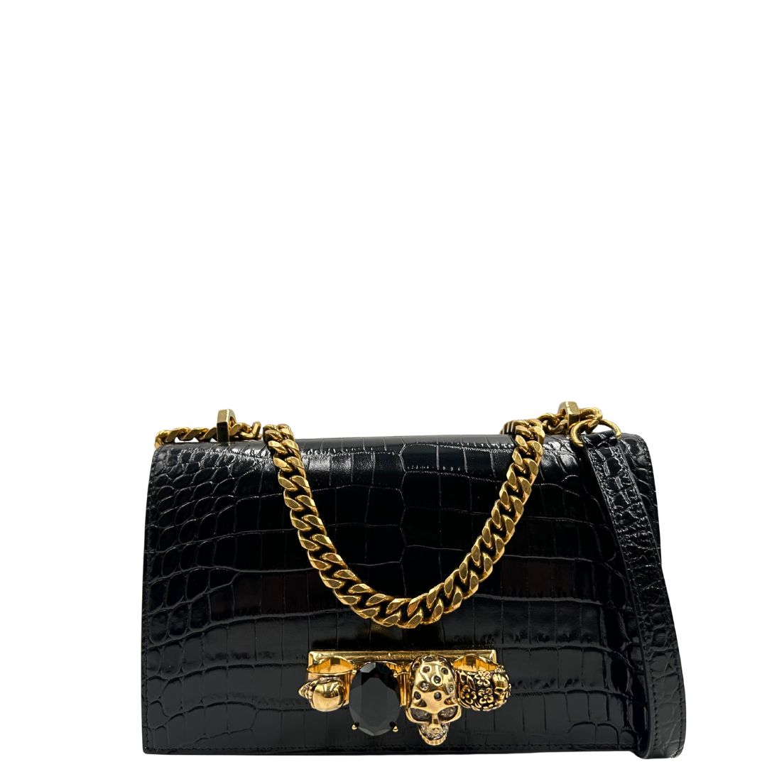 front Borsa Alexander McQueen in pelle cocco nera con parti metalliche dorate; munita di una tracolla scorrevole in catena con spallaccio in pelle e una knuckle handle impreziosita da teschi e diamanti incastonati. Completa di dustbag, di lusso, originale, eccellenti condizioni 